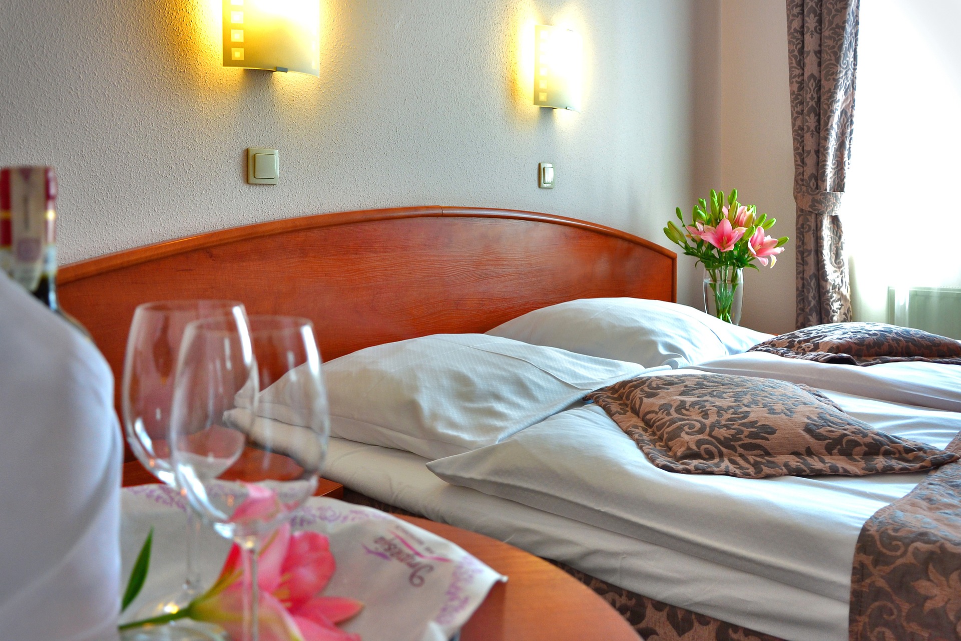 hotel-room-g7e1ec6cf2_1920